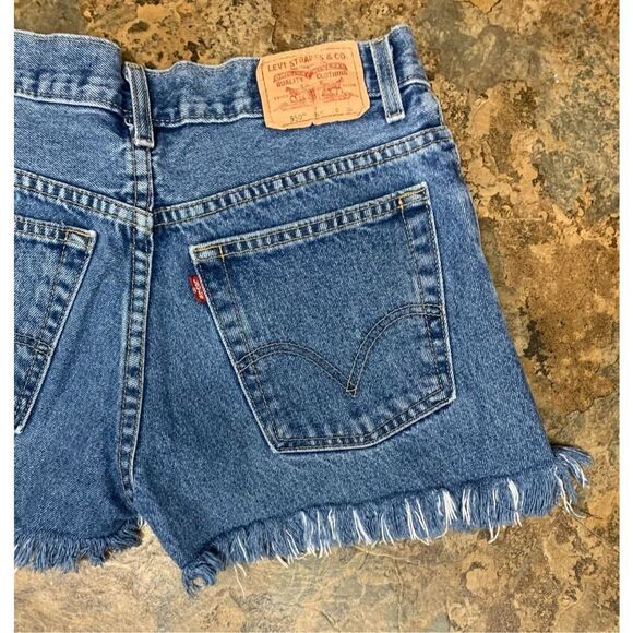 Levis 550 Cut Off Denim VTG Y2K Distressed Raw 2” Inseam JEAN SHORTS sz 30 - Picture 7 of 8
